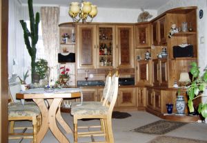 Wohnzimmer mit Schrankwand und Tisch in Ulme/Rster